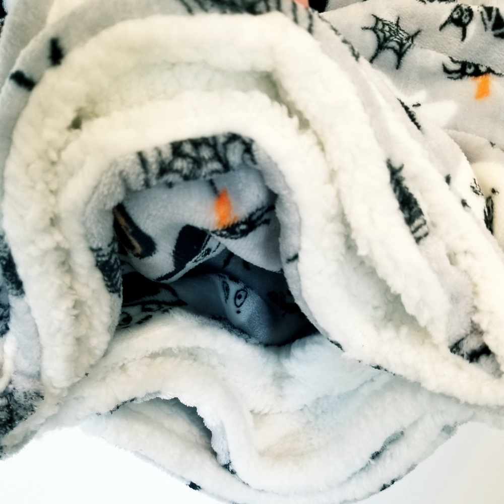 Halloween Holiday Reversible Sherpa Blanket Modern Kids Pumpkins Ghosts Bats NWT - Picture 7 of 8